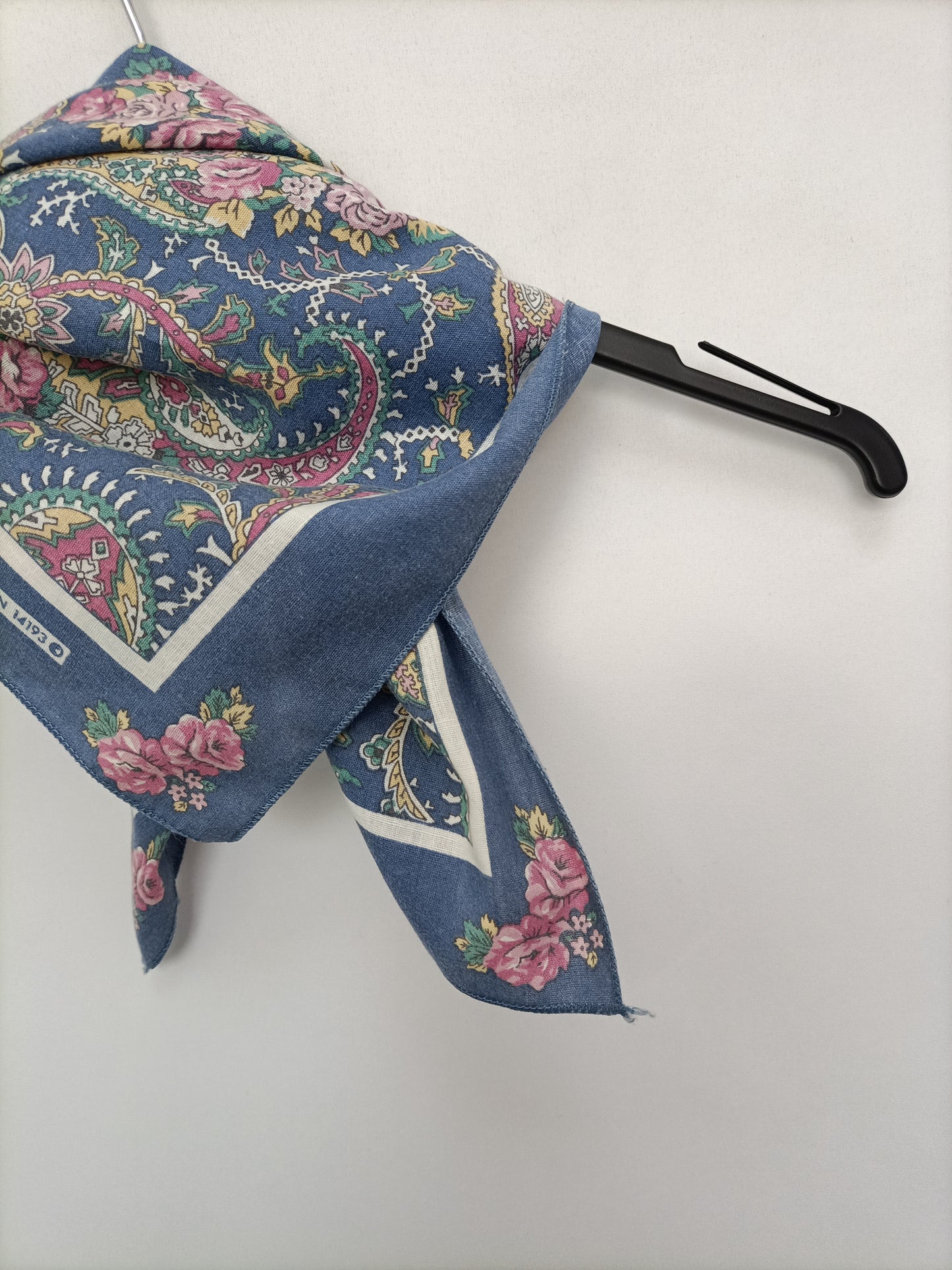 OTRAS. Pañuelo azul amebas