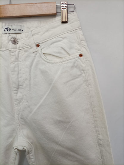 Paula. ZARA. Pantalón vaquero blanco  T.38