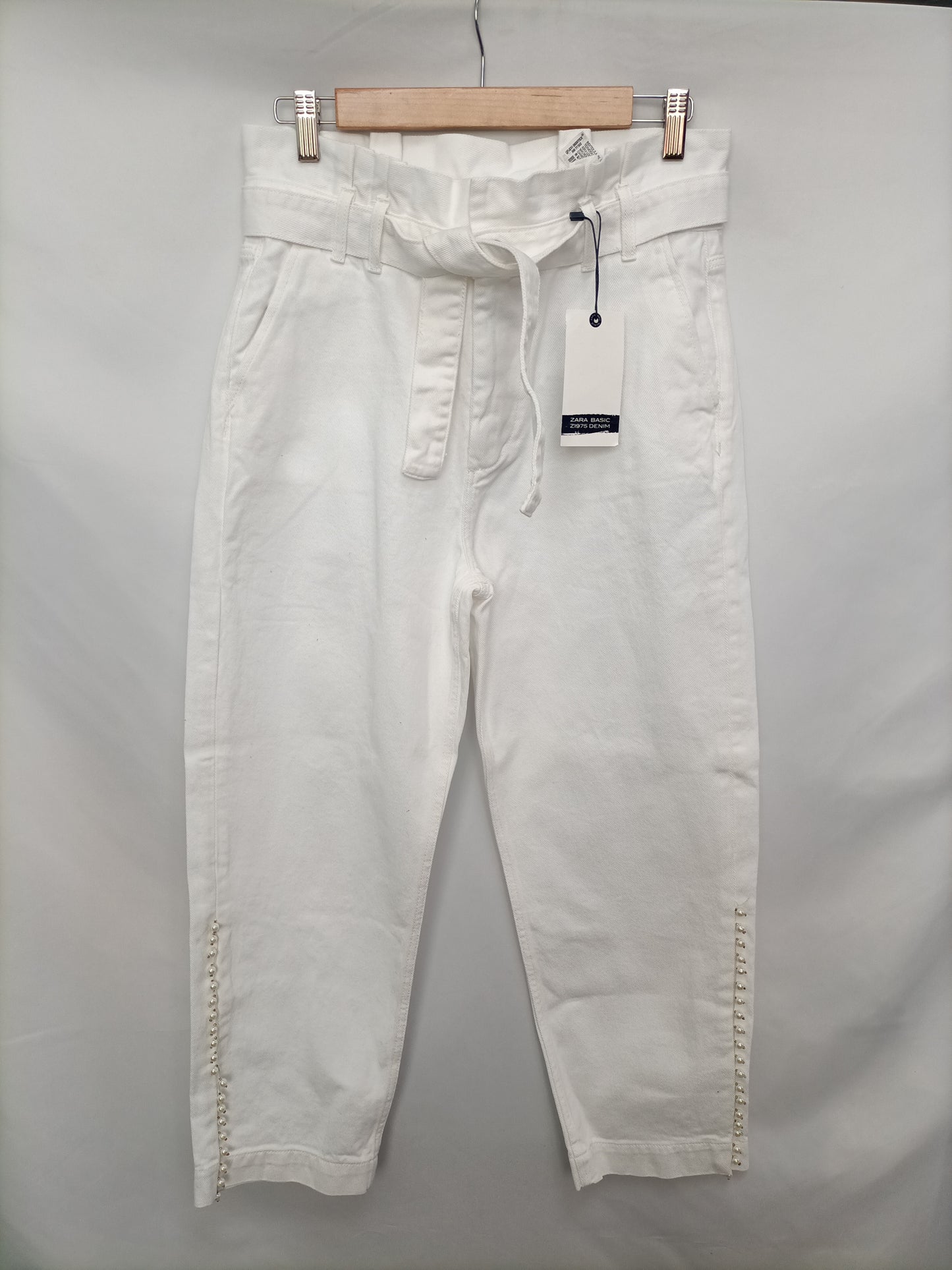 ZARA. Pantalón blanco perlas T.38