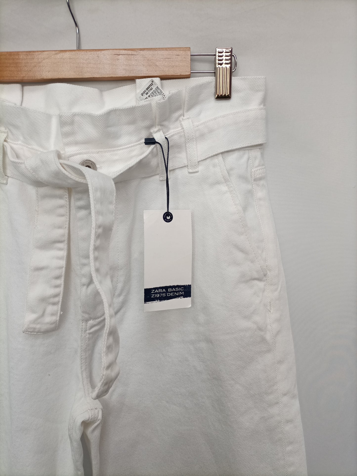 ZARA. Pantalón blanco perlas T.38