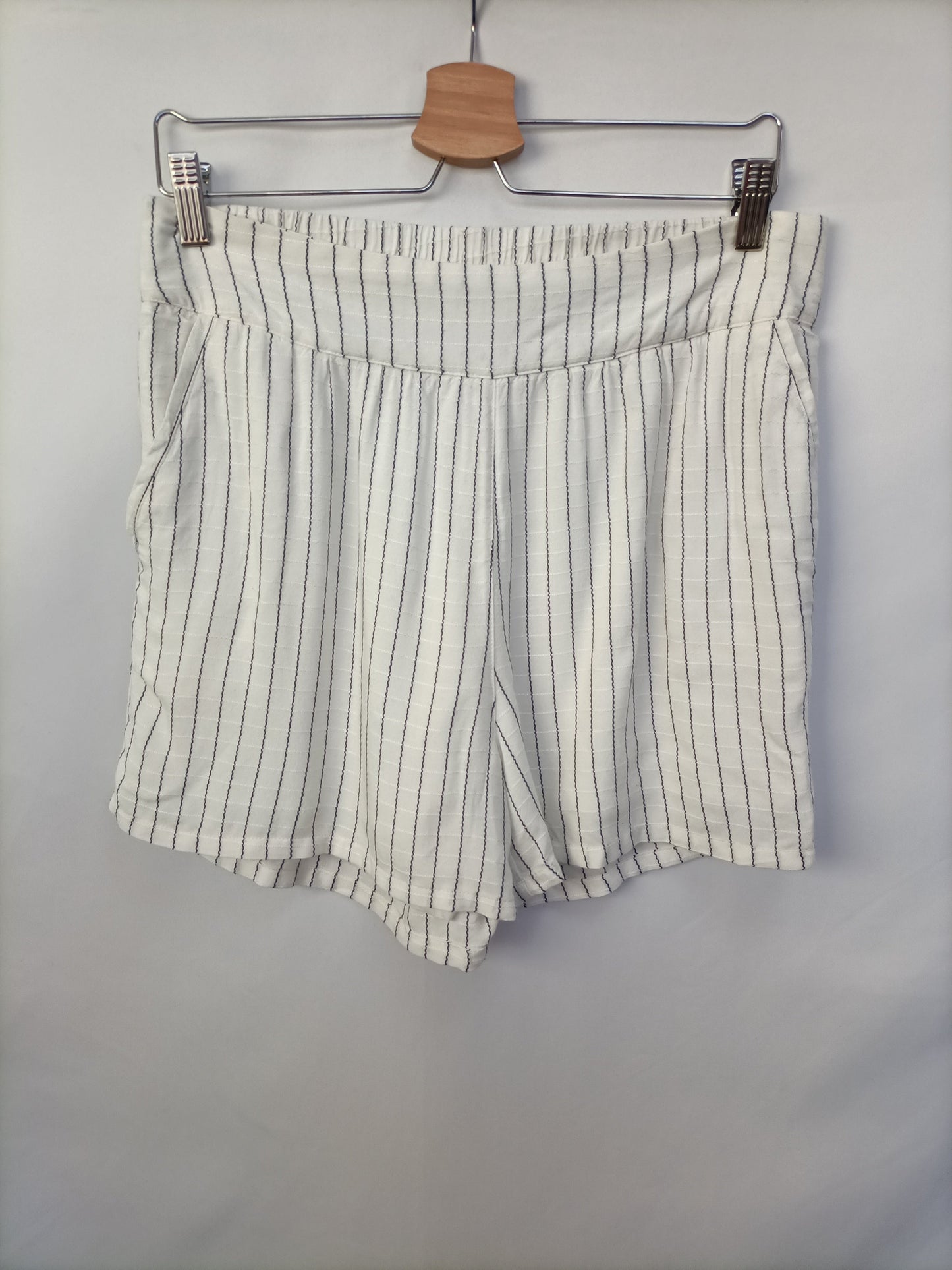 OBJECT. White striped shorts T.36