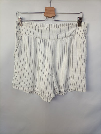 OBJECT. White striped shorts T.36