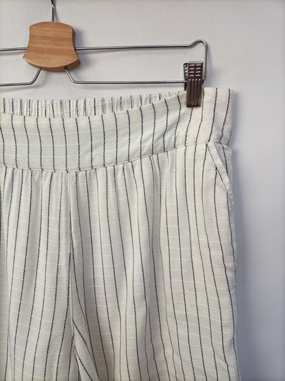 OBJECT. White striped shorts T.36