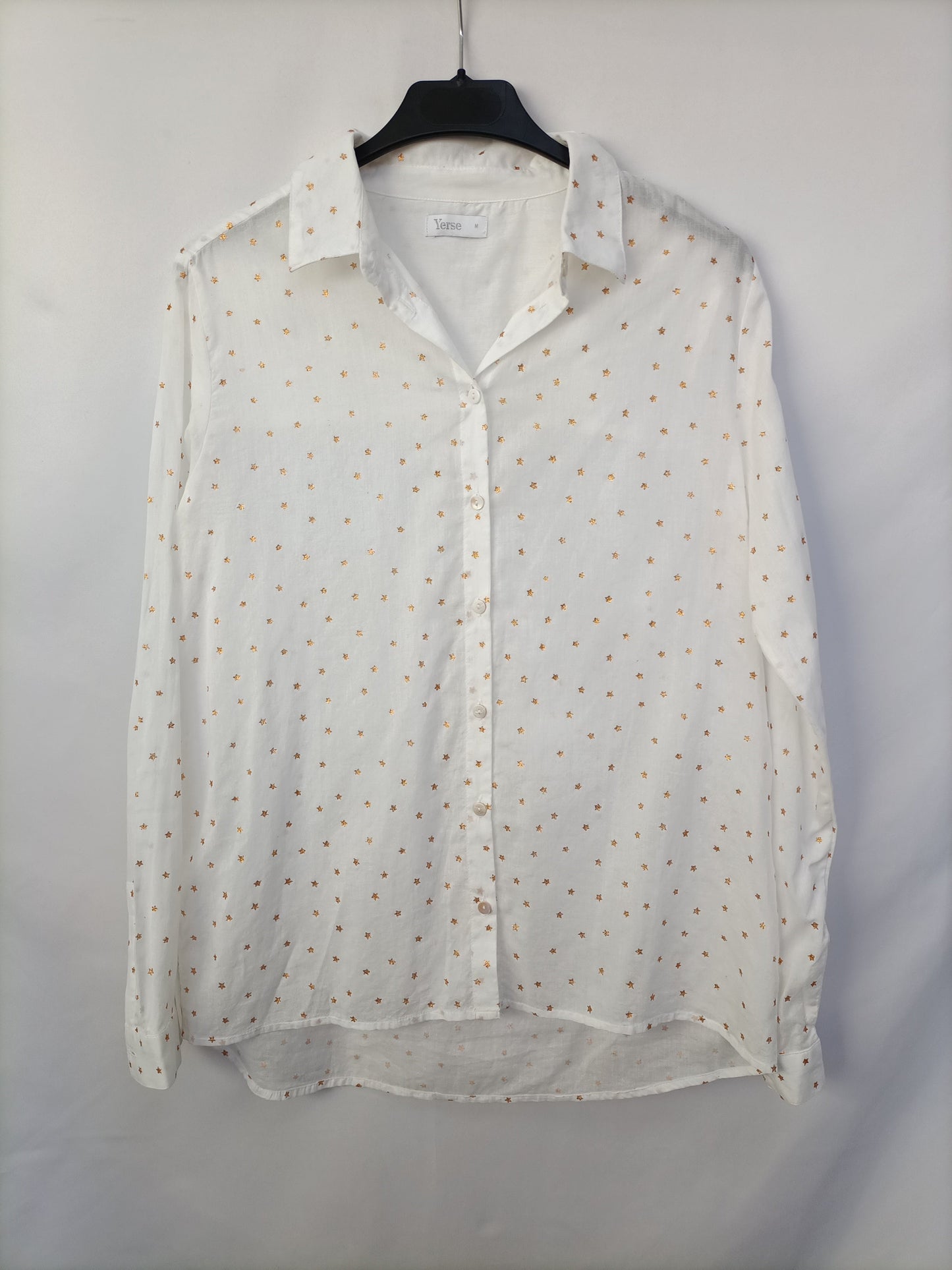 YERSE. Camisa blanca estrellas T.m