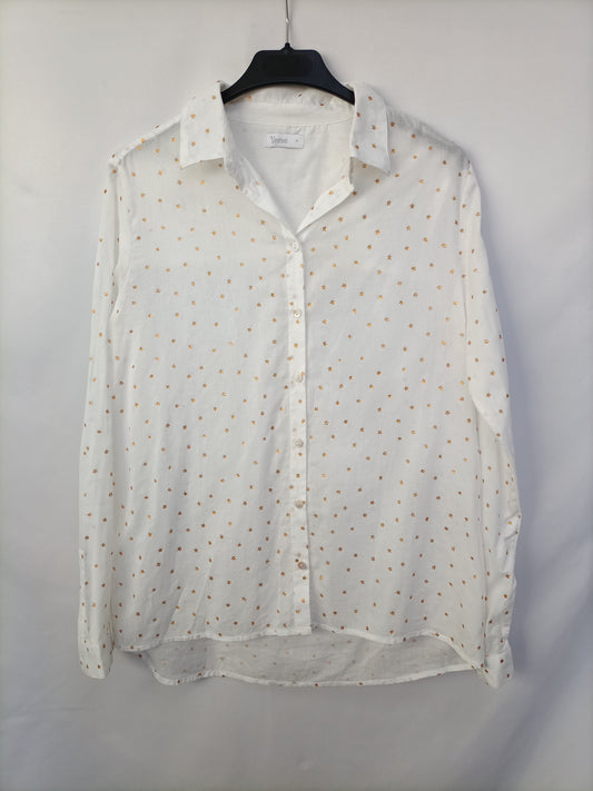 YERSE. Camisa blanca estrellas T.m
