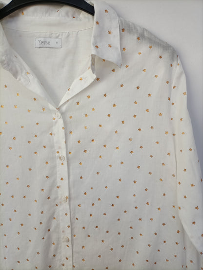YERSE. Camisa blanca estrellas T.m