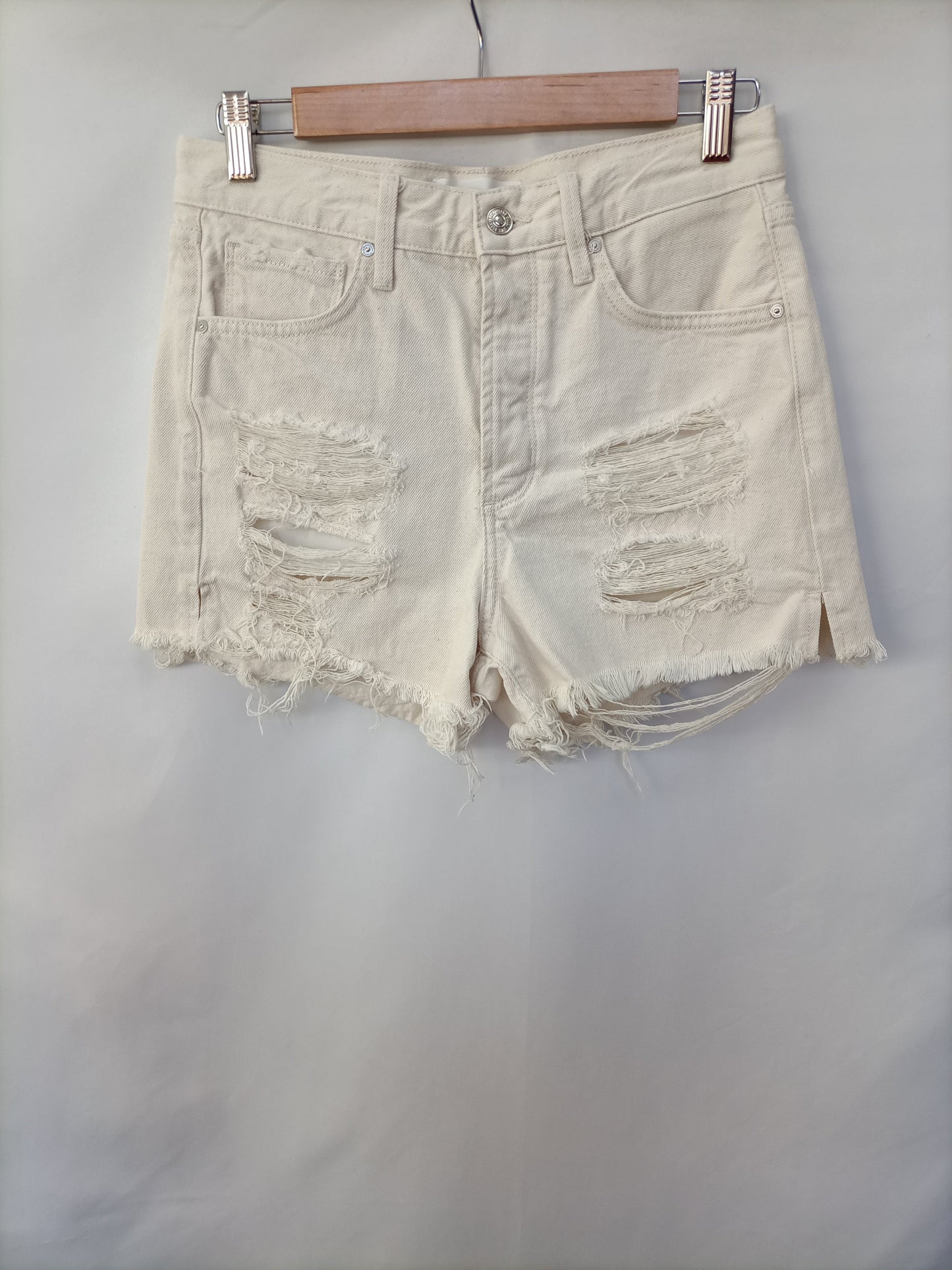 MANGO. Shorts beige rotos T.36