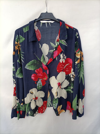 ZARA. Blusa azul flores T.s