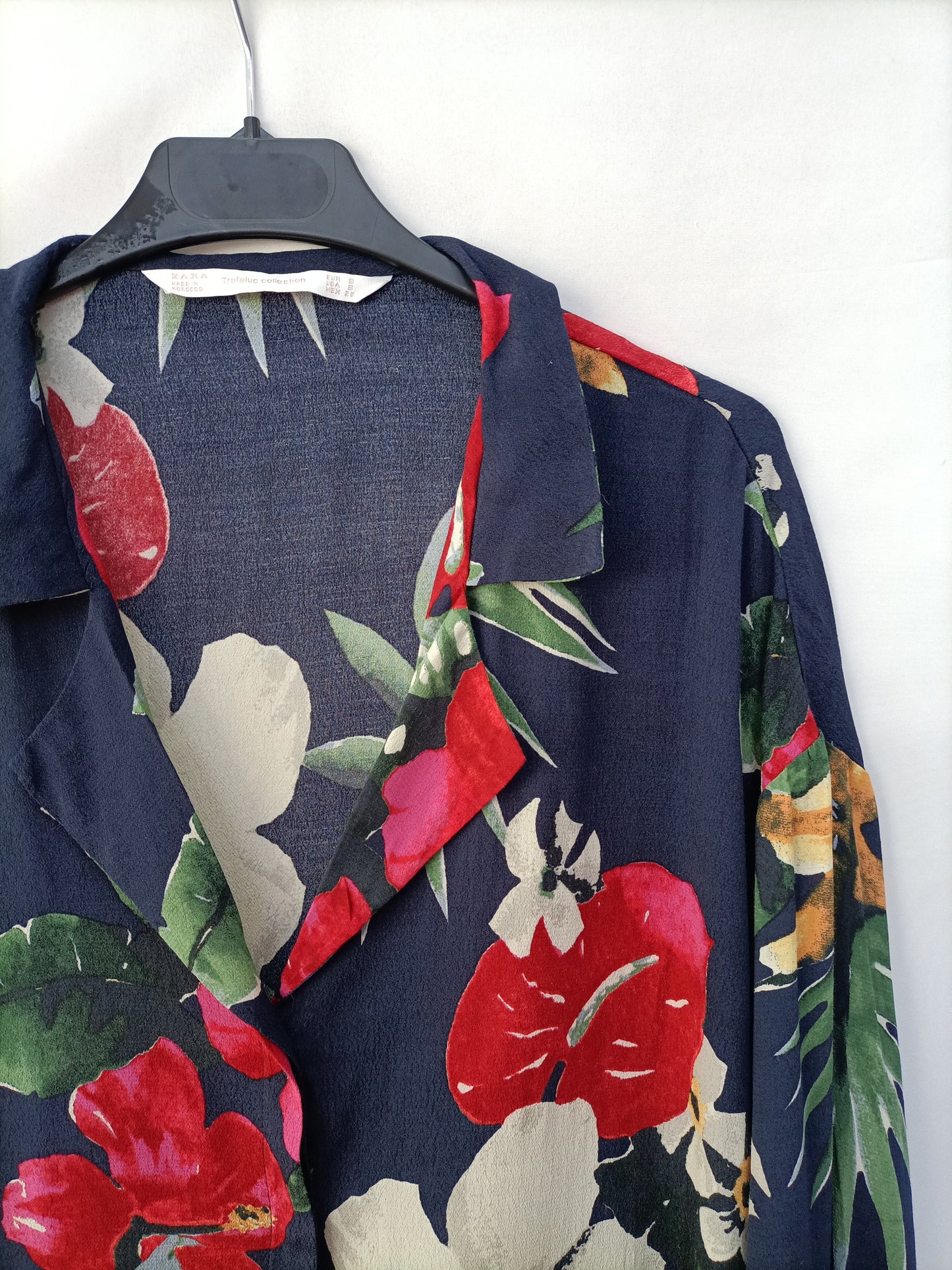 ZARA. Blusa azul flores T.s