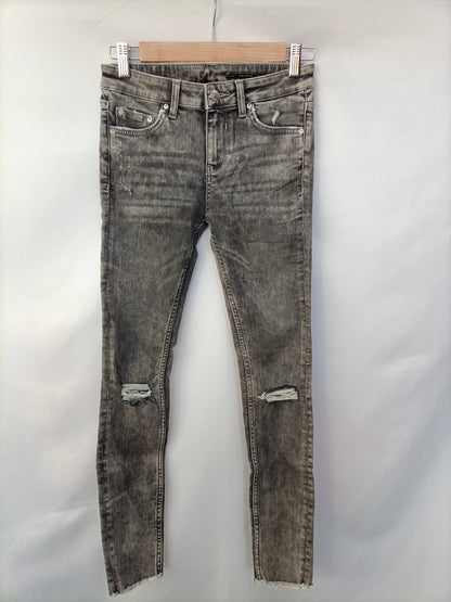 ZARA. Pantalón gris desgastado T.36