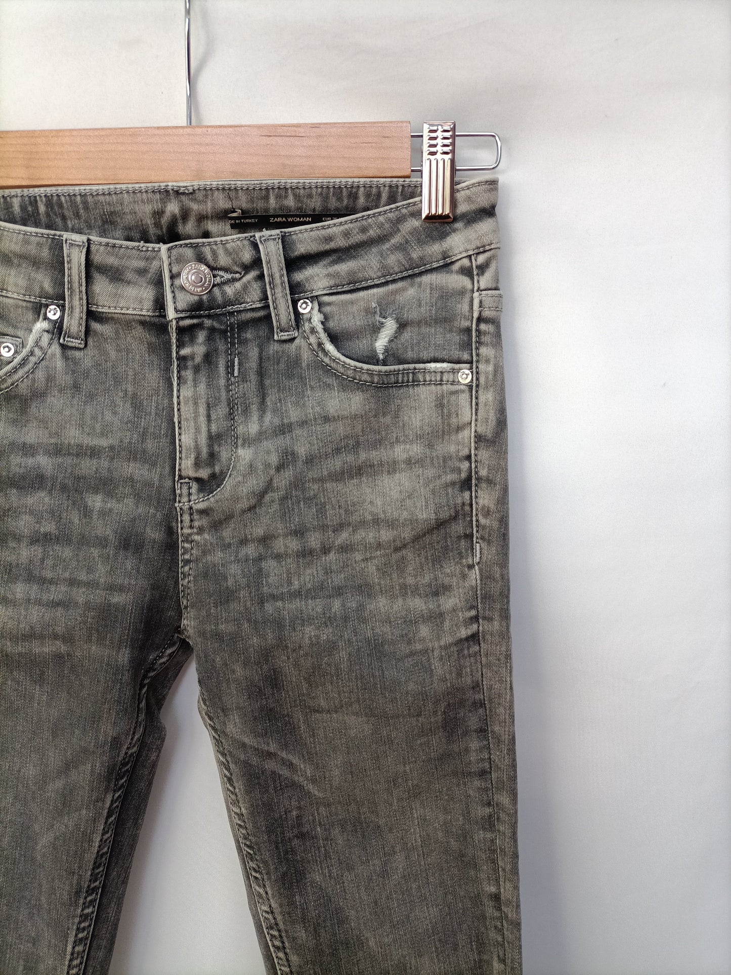 ZARA. Pantalón gris desgastado T.36
