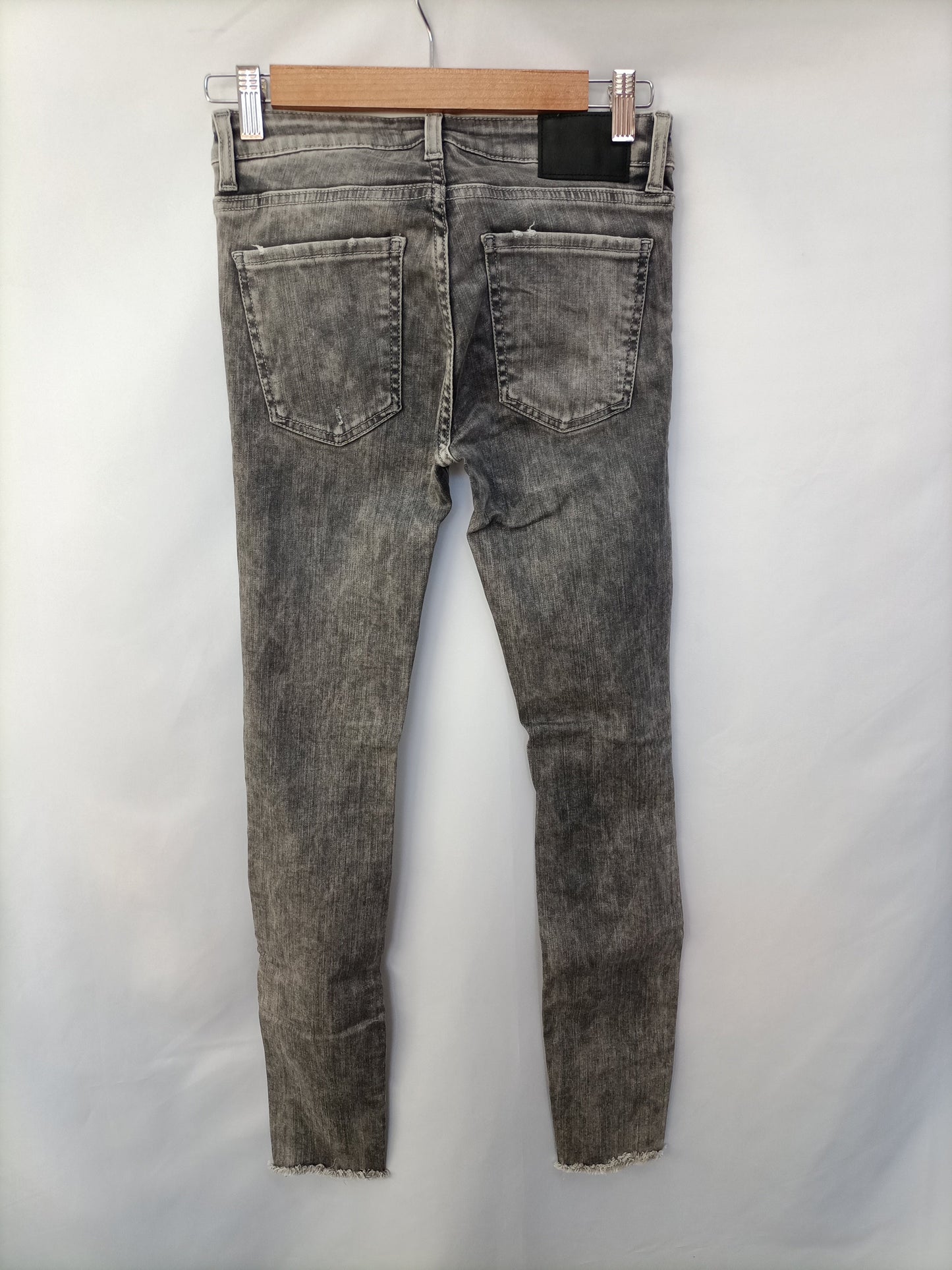 ZARA. Pantalón gris desgastado T.36