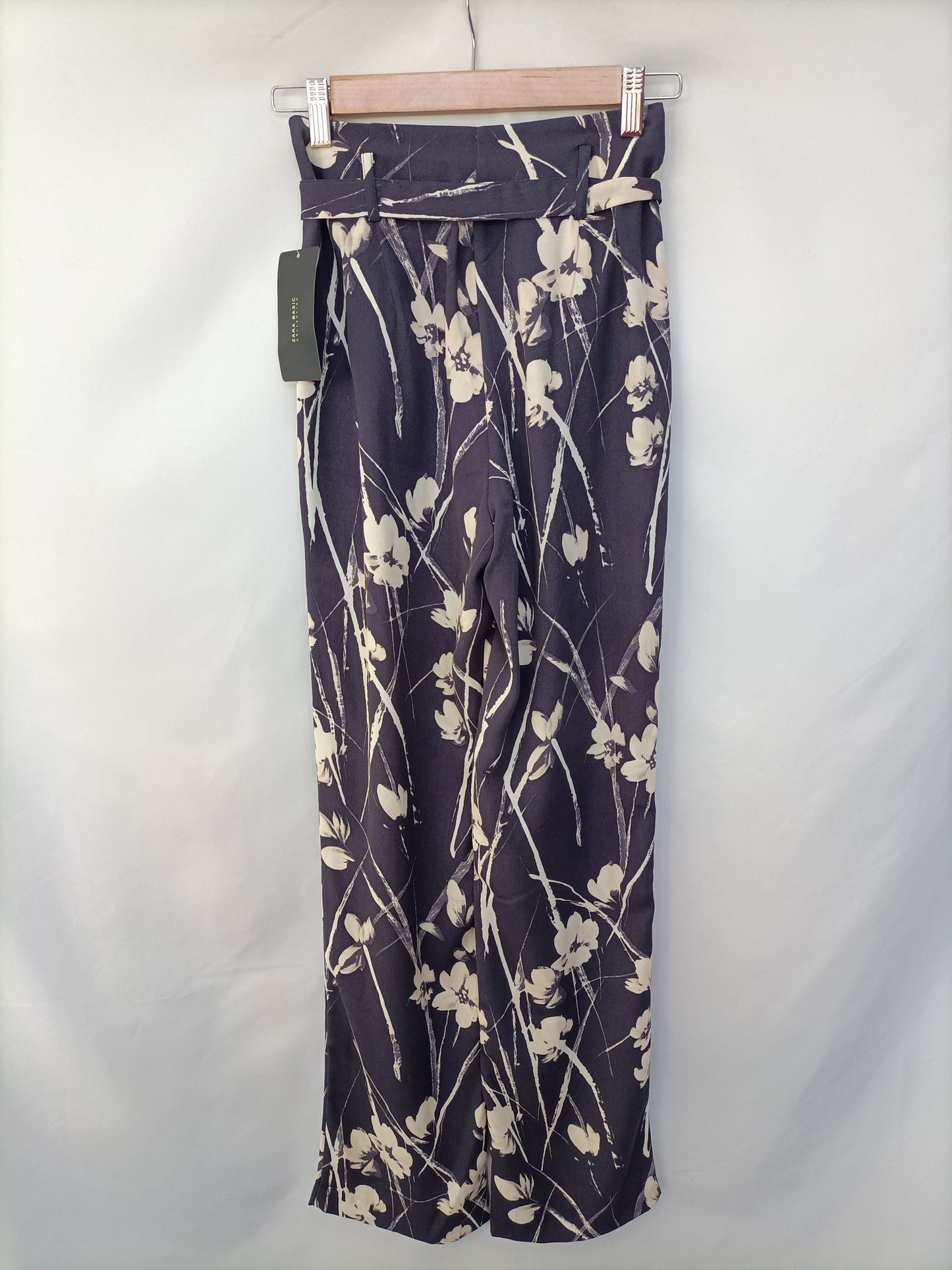 ZARA. Pantalón fluido floresT.xs