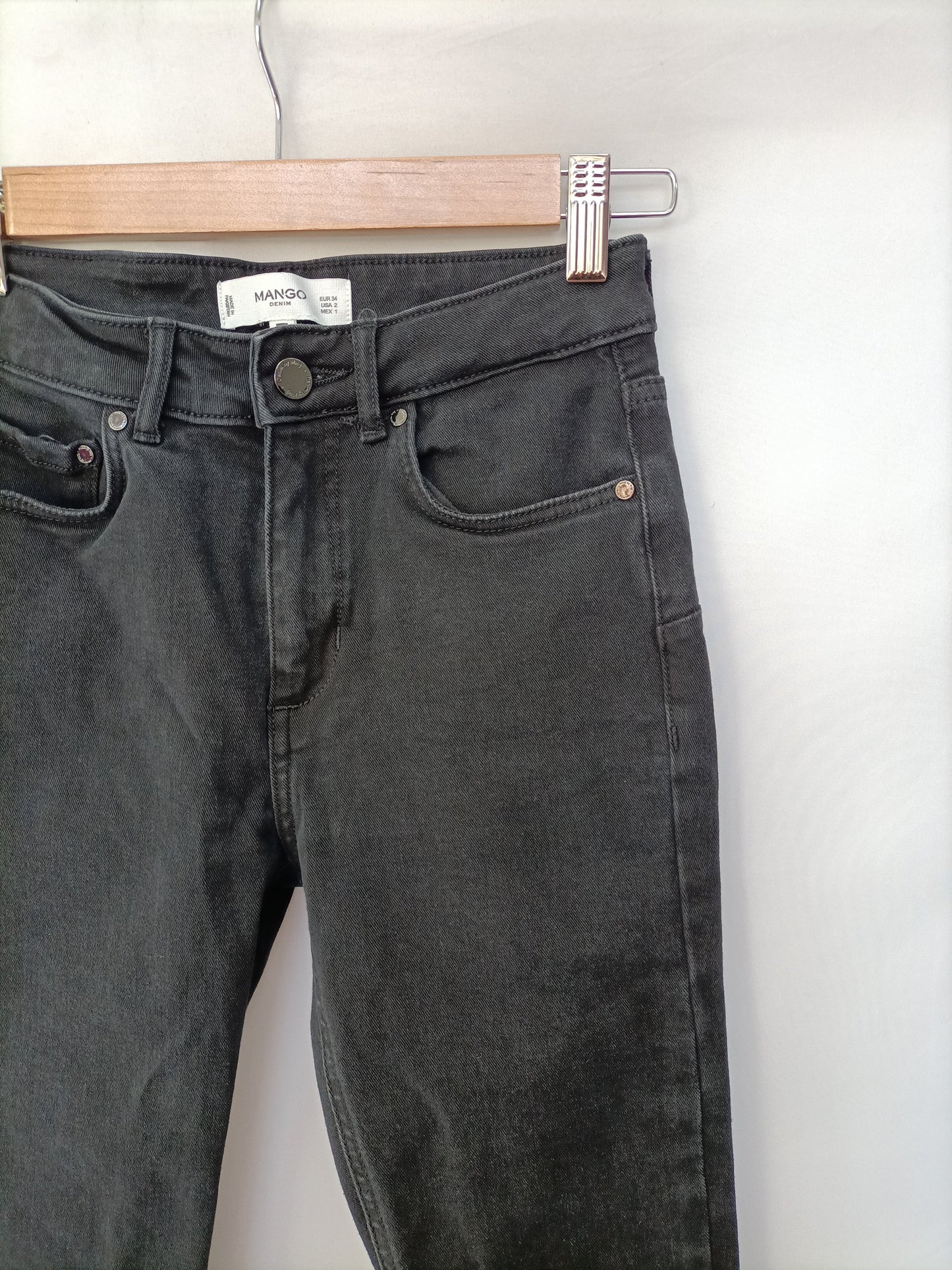 MANGO. Vaquero negro pitillo T.34