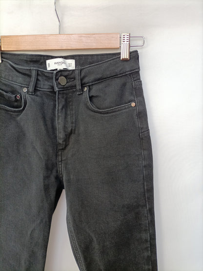 MANGO. Vaquero negro pitillo T.34