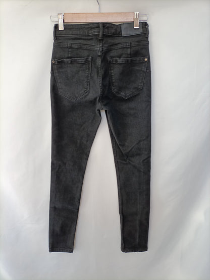 MANGO. Vaquero negro pitillo T.34