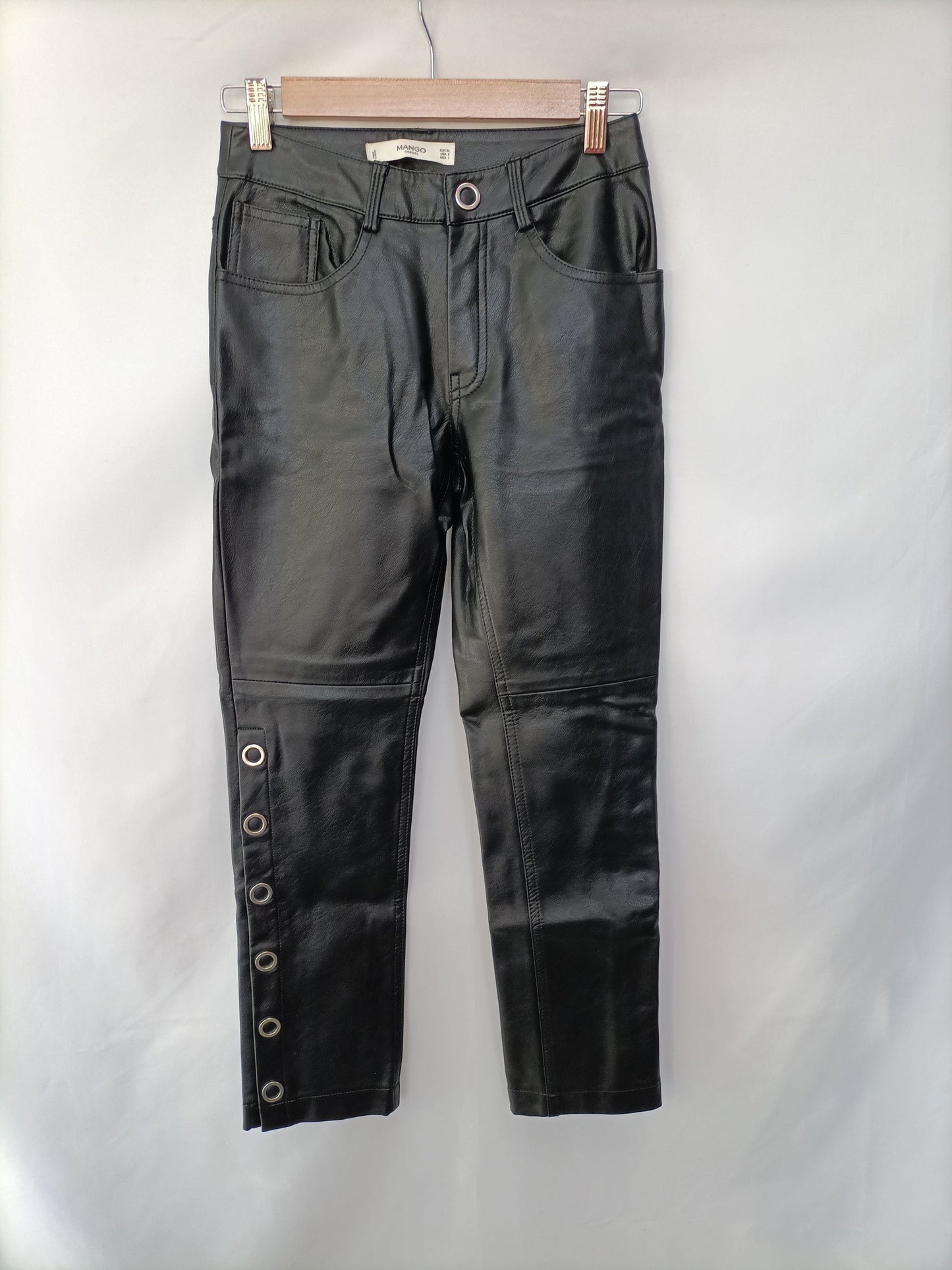 MANGO. Pantalón cuero tachuelas T.34