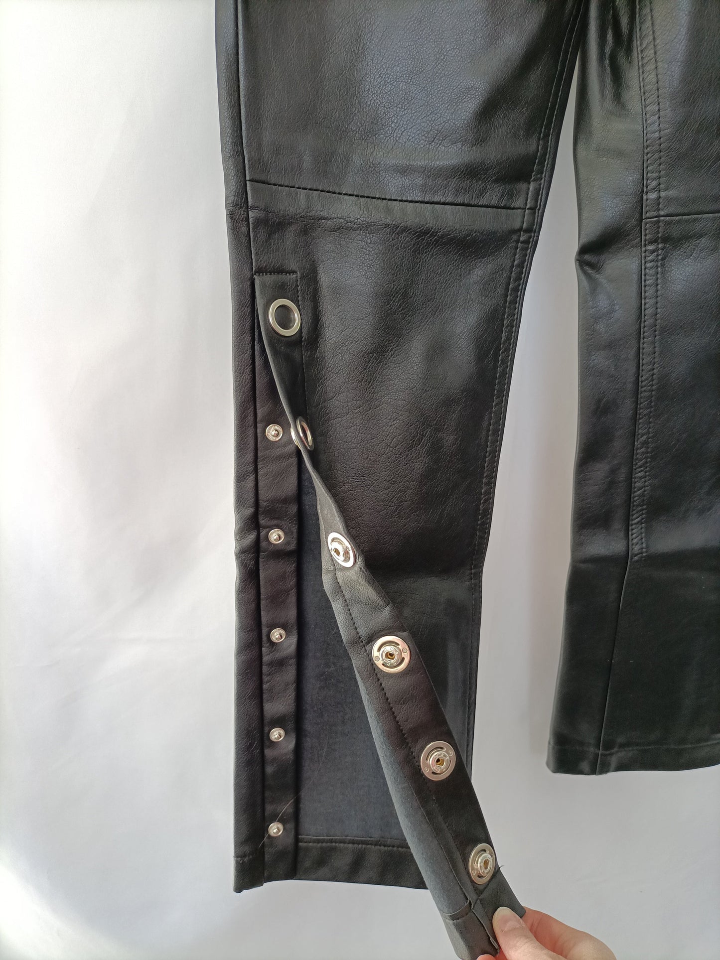 MANGO. Pantalón cuero tachuelas T.34