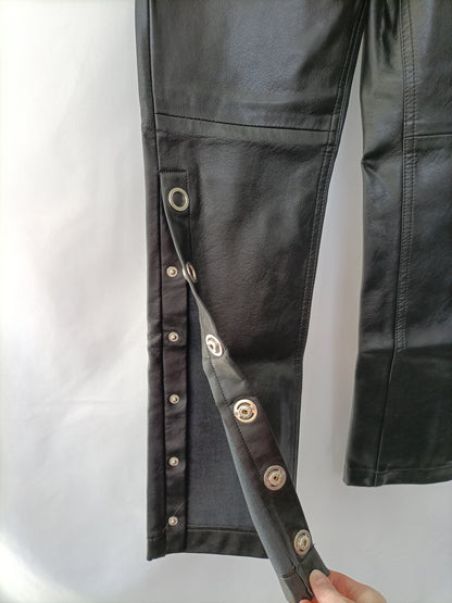 MANGO. Pantalón cuero tachuelas T.34