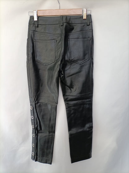 MANGO. Pantalón cuero tachuelas T.34