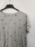 MANGO. Camiseta gris estampada T.s