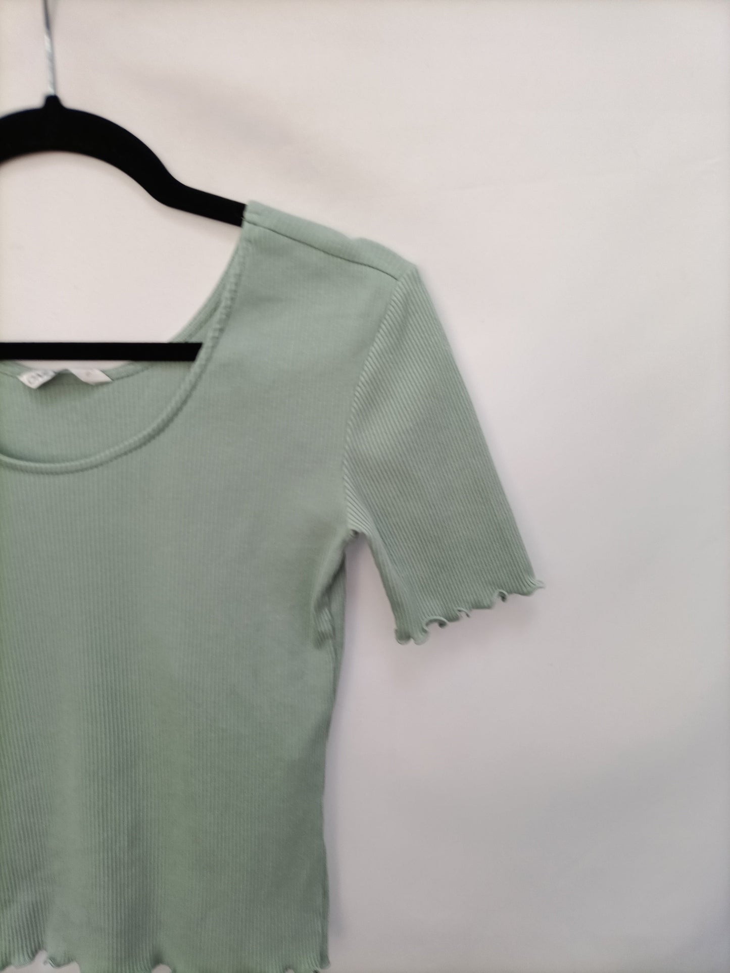 ONLY. Top verde canalé T.s