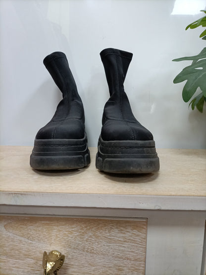 BERSHKA. Botas negras neopreno T.37