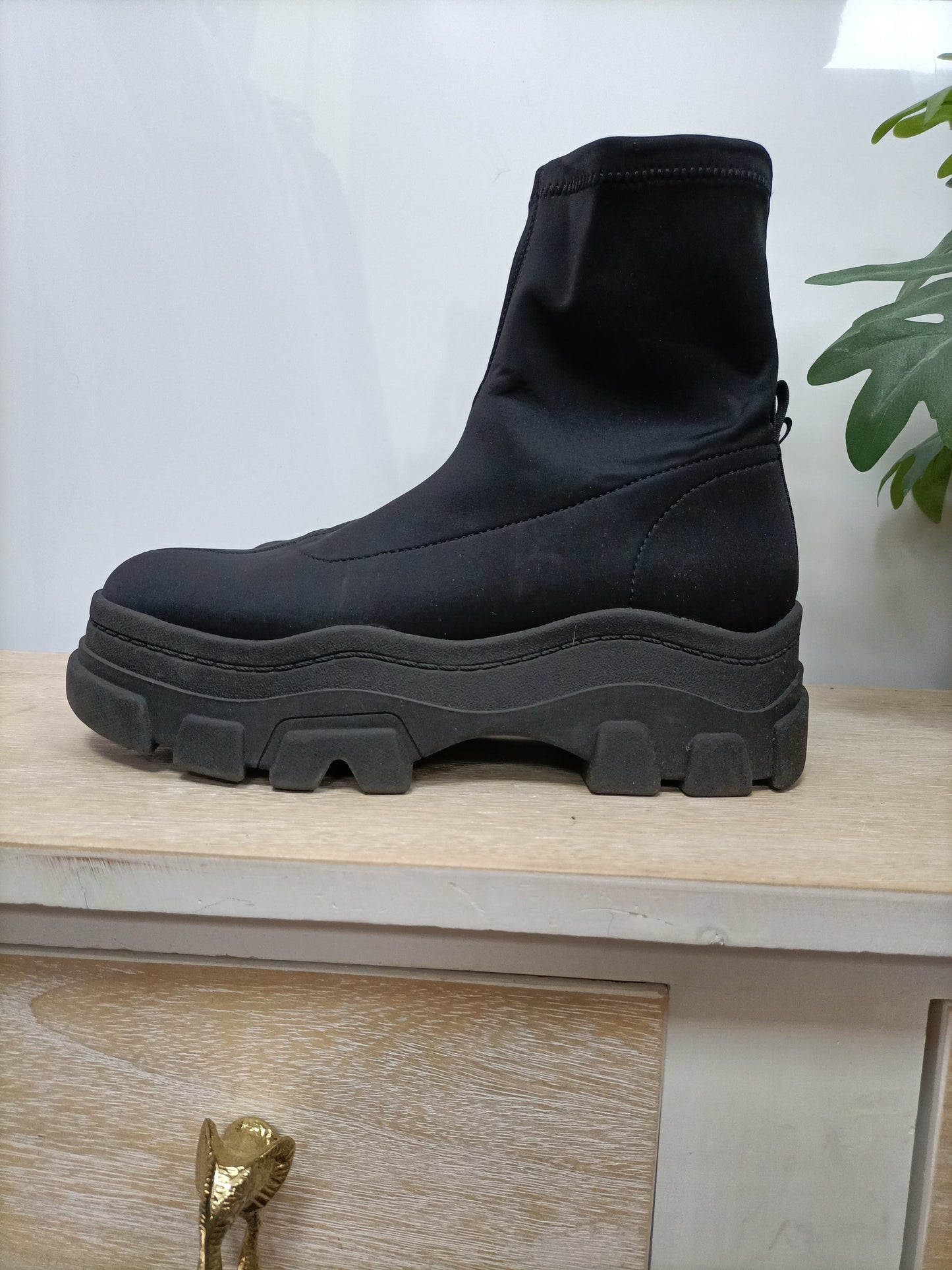 BERSHKA. Botas negras neopreno T.37