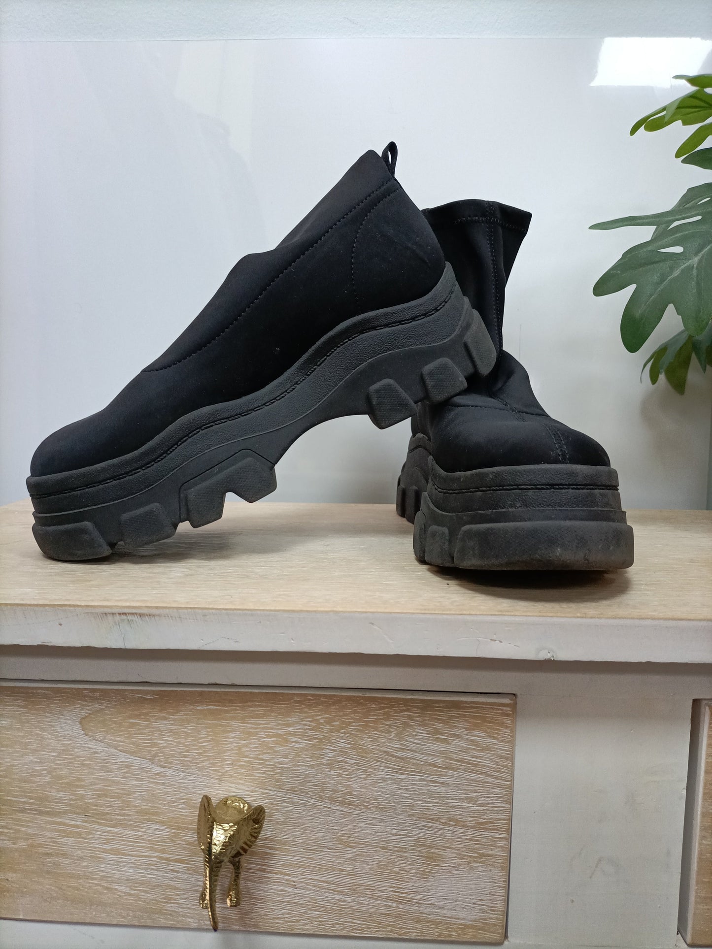 BERSHKA. Botas negras neopreno T.37