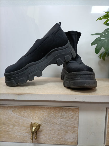 BERSHKA. Botas negras neopreno T.37