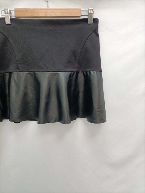 FORMULA JOVEN. Falda negra dos texturas volante T.38