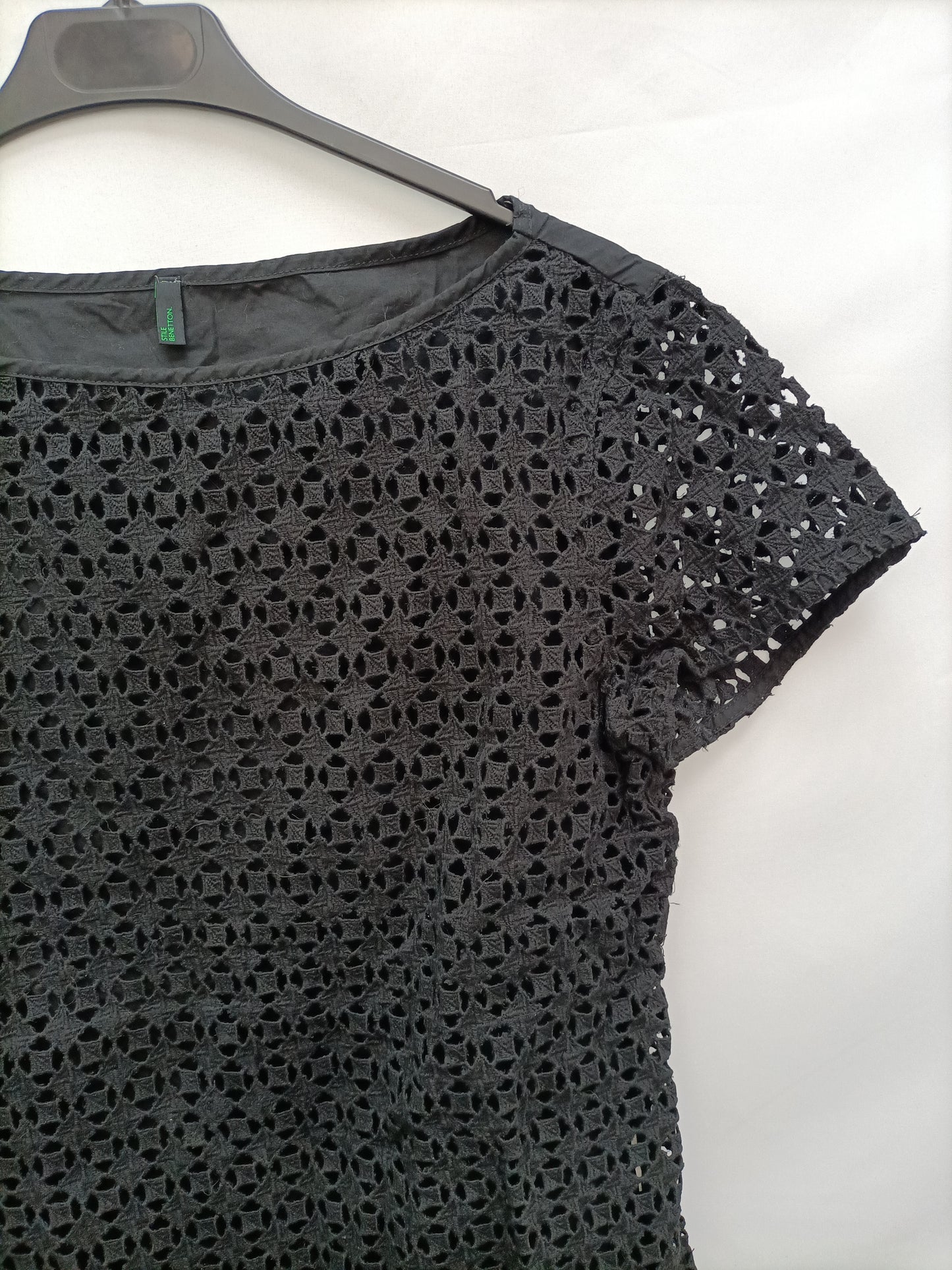 BENETTON. Top negro troqueladao T.L