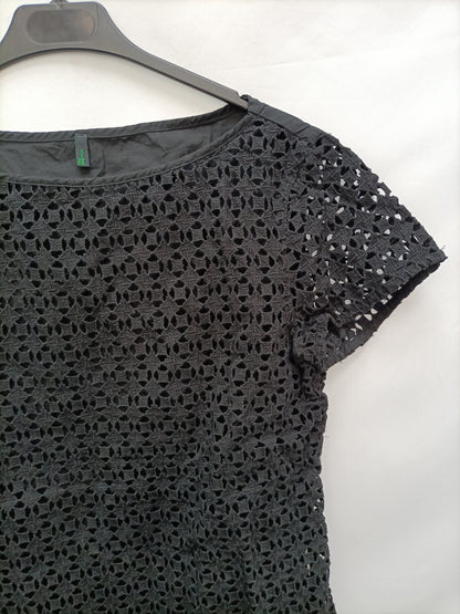 BENETTON. Top negro troqueladao T.L
