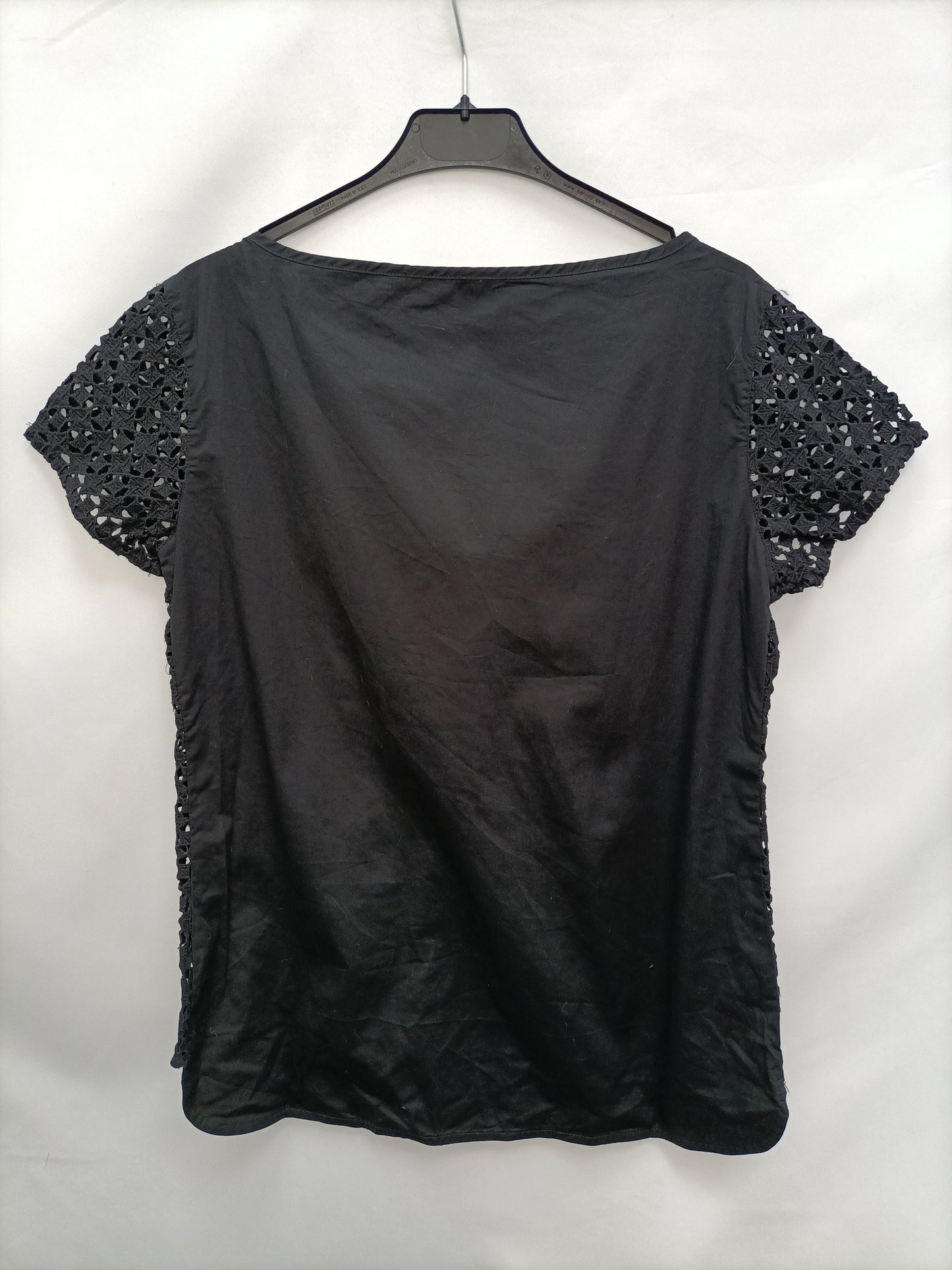 BENETTON. Top negro troqueladao T.L