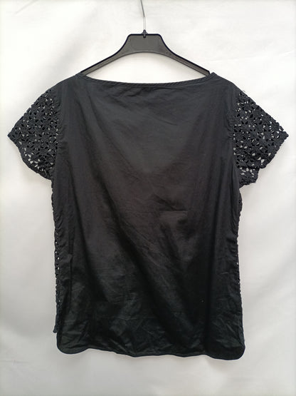 BENETTON. Top negro troqueladao T.L