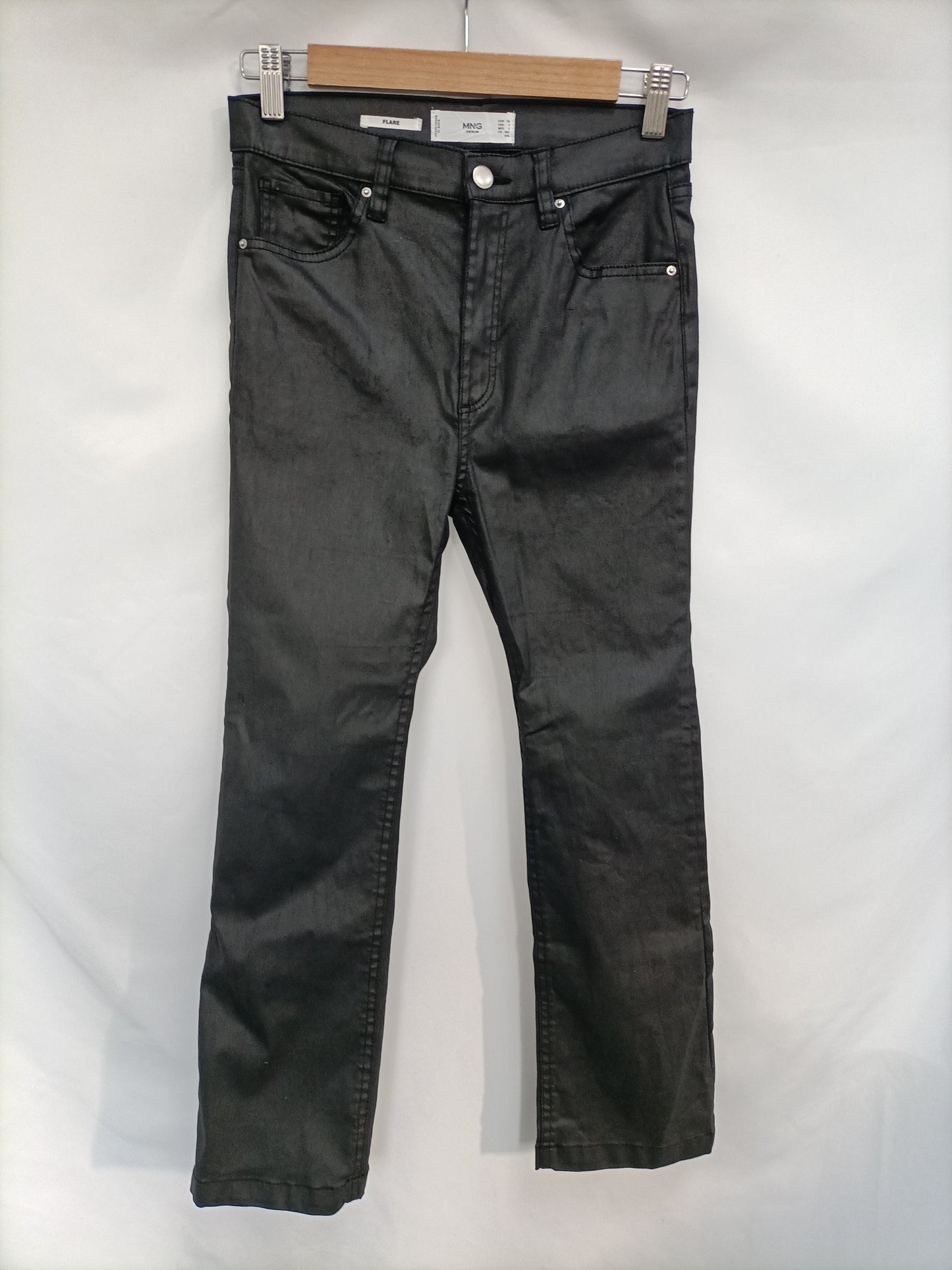 MANGO. Pantalón negro encerado T.36