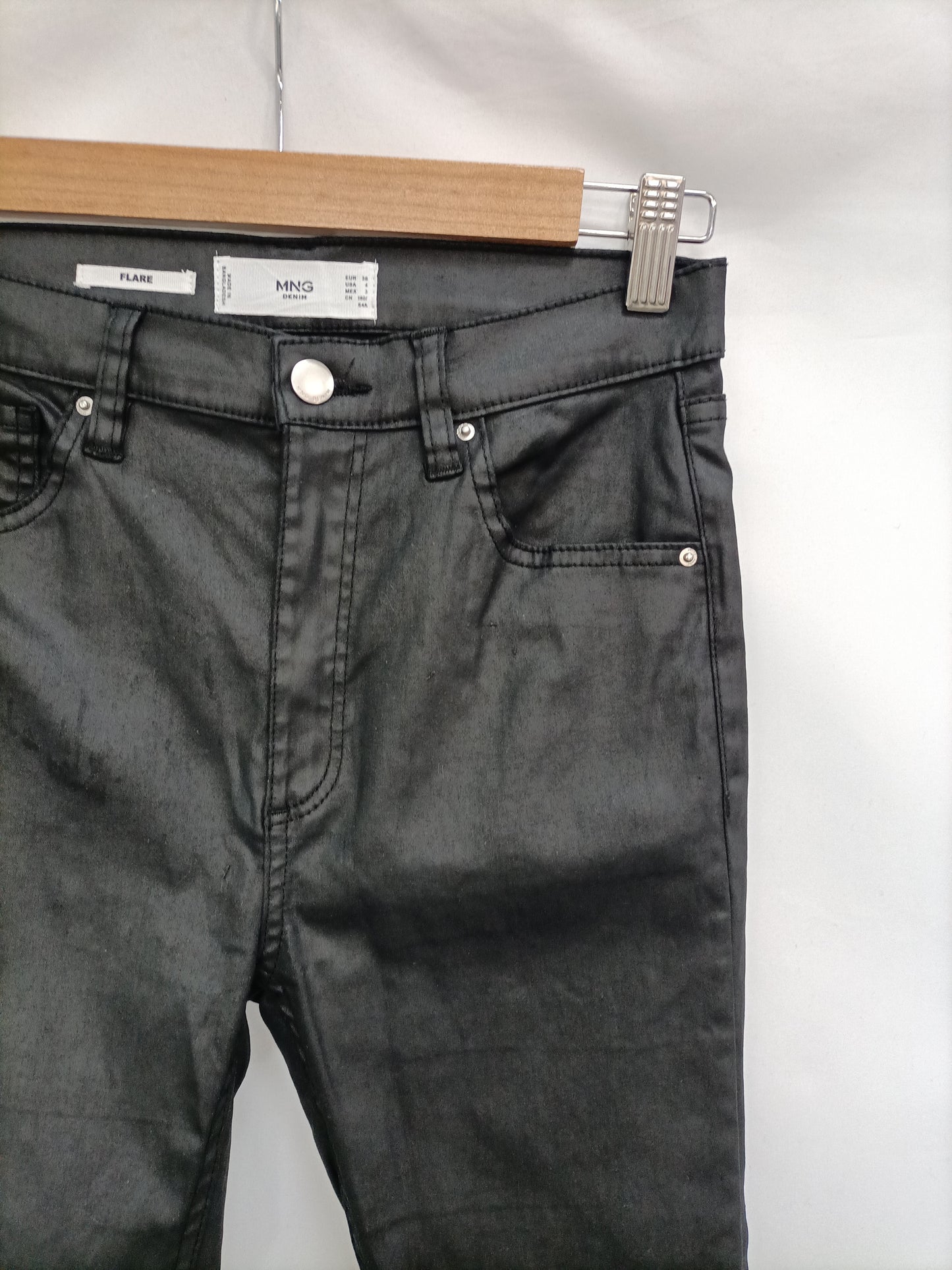 MANGO. Pantalón negro encerado T.36
