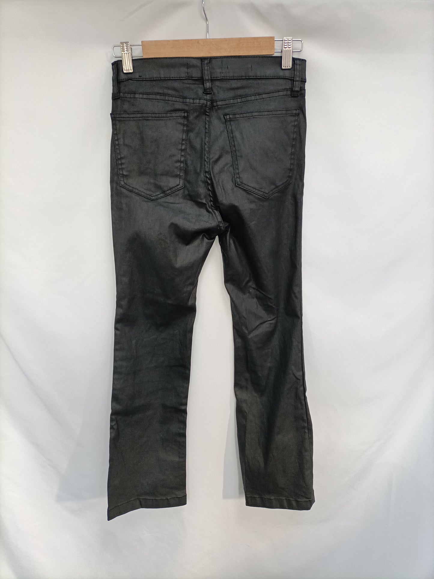 MANGO. Pantalón negro encerado T.36