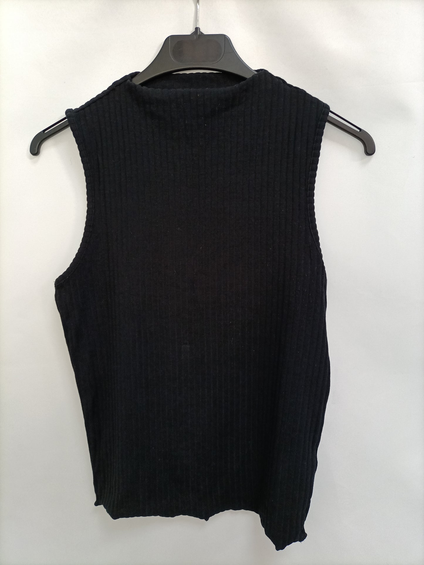 ZARA. Top negro canalé T.m