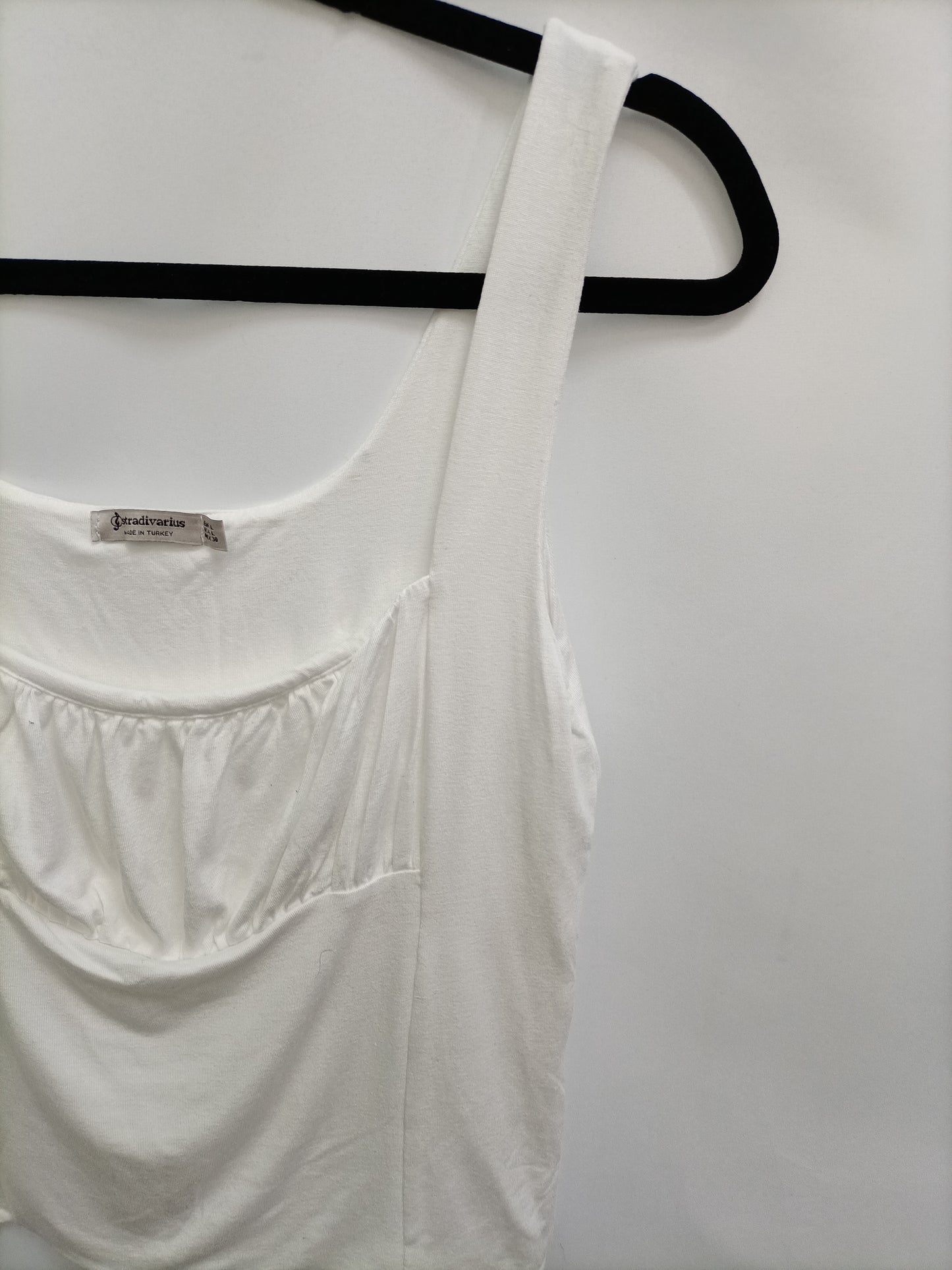 STRADIVARIUS. Top blanco escoteT.l