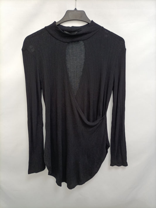 BERSHKA. Camiseta negra canalé T.s