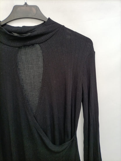 BERSHKA. Camiseta negra canalé T.s