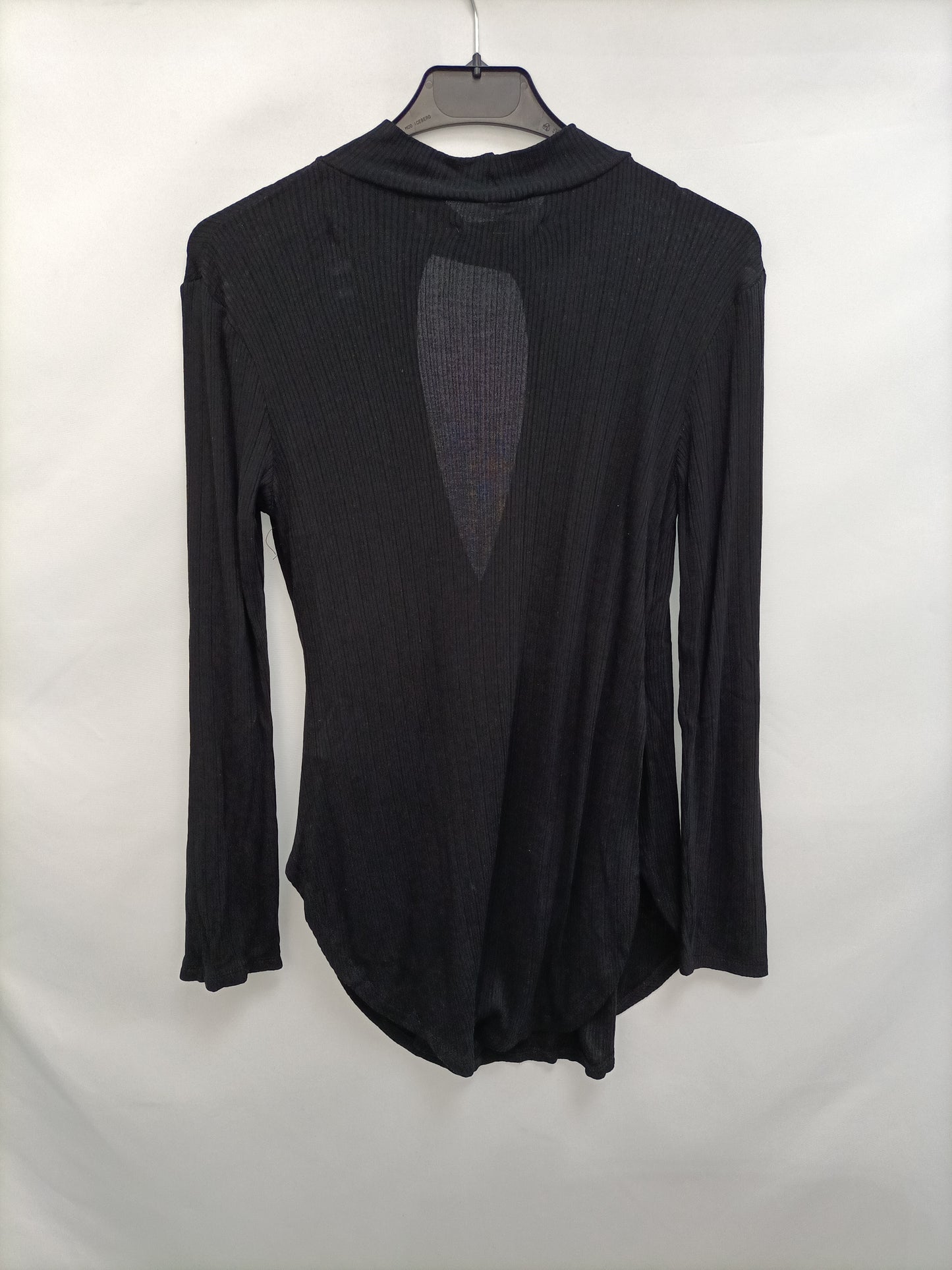 BERSHKA. Camiseta negra canalé T.s