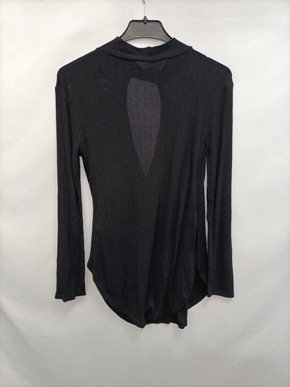 BERSHKA. Camiseta negra canalé T.s