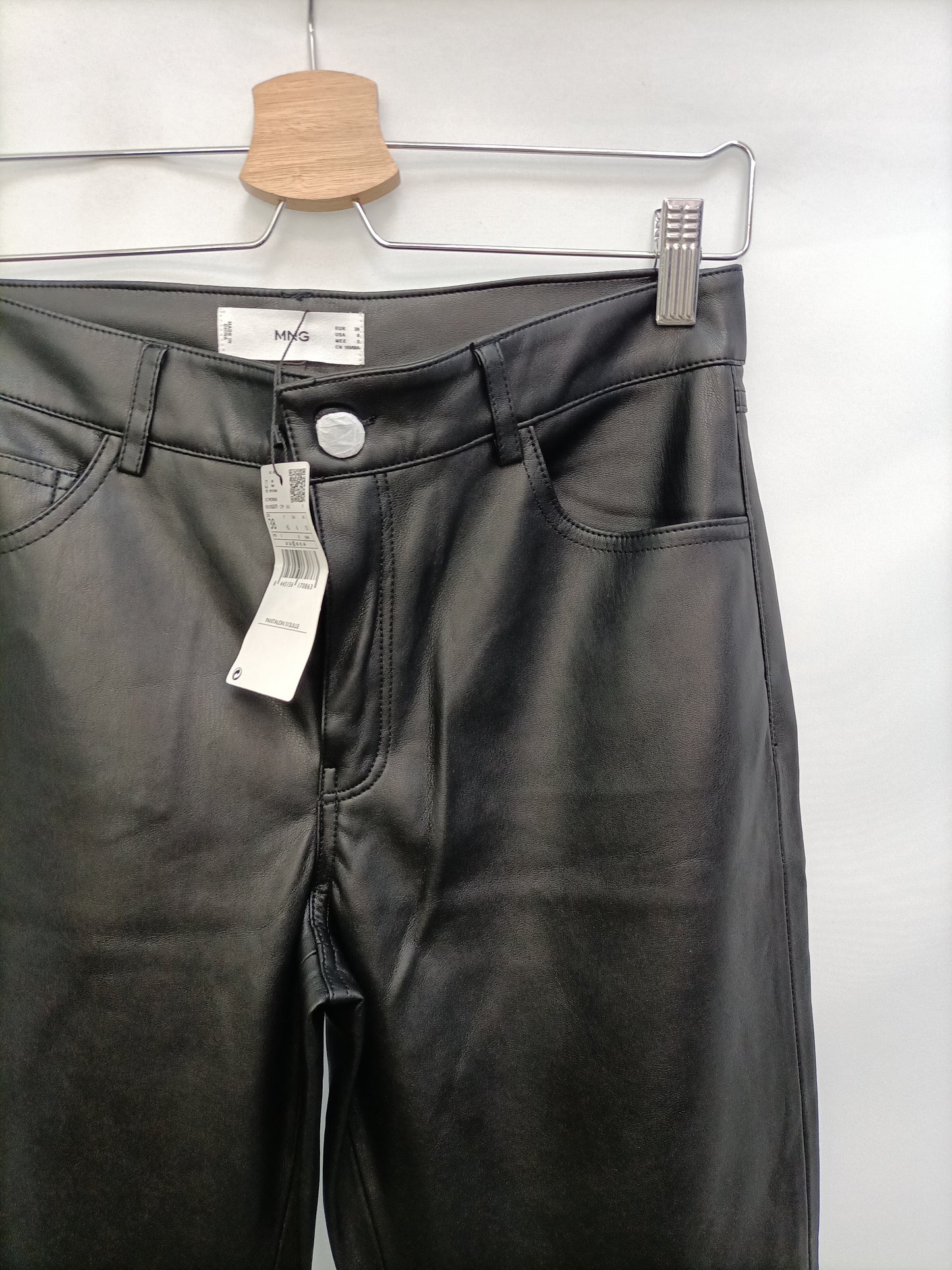 MANGO. Pantalón efecto piel T.38