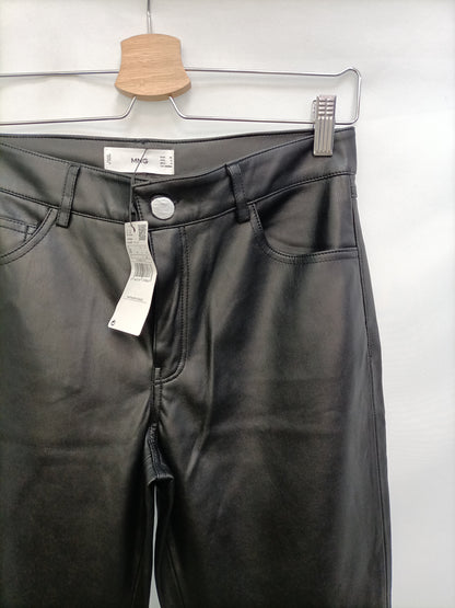 MANGO. Pantalón efecto piel T.38