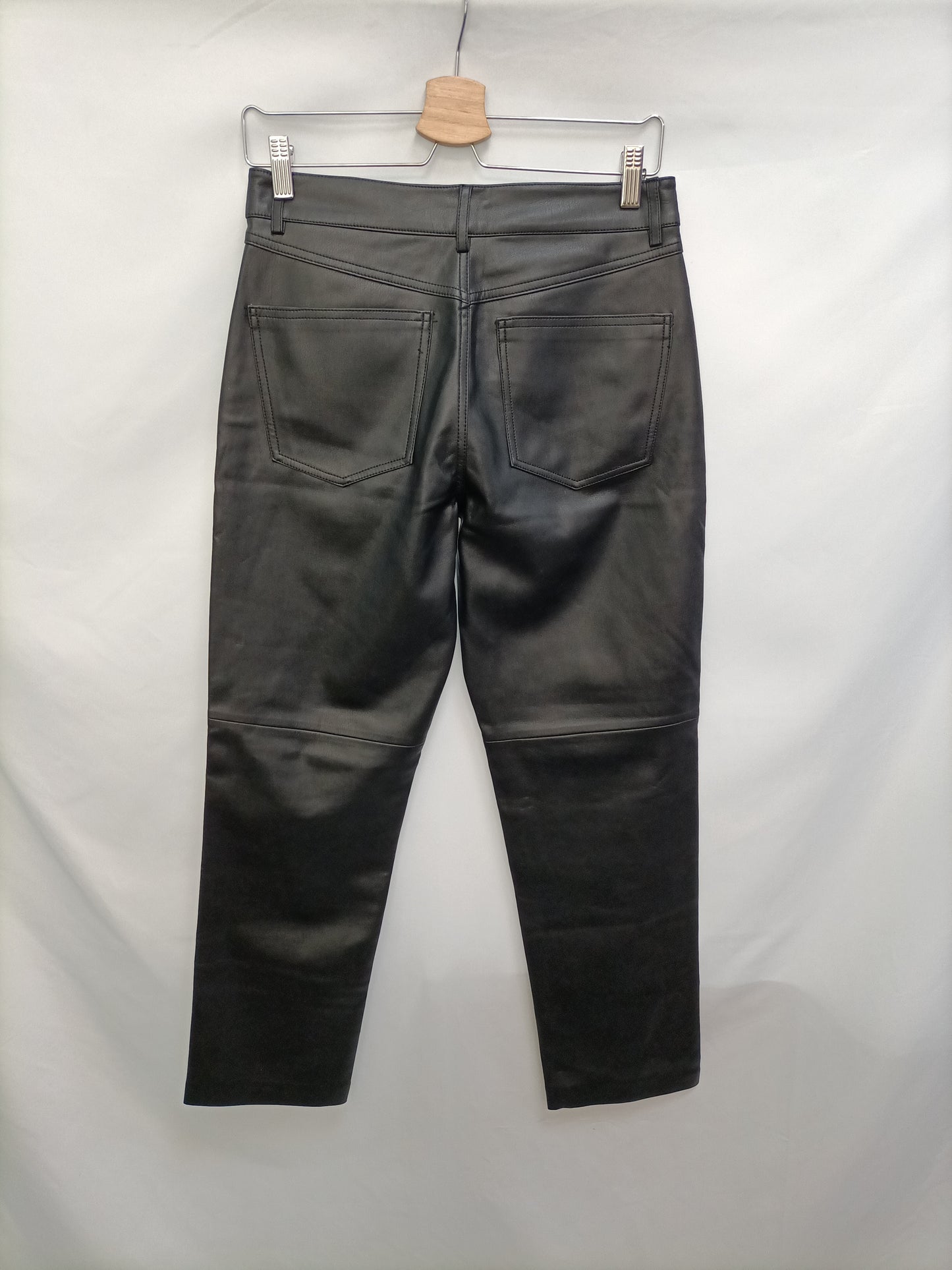 MANGO. Pantalón efecto piel T.38