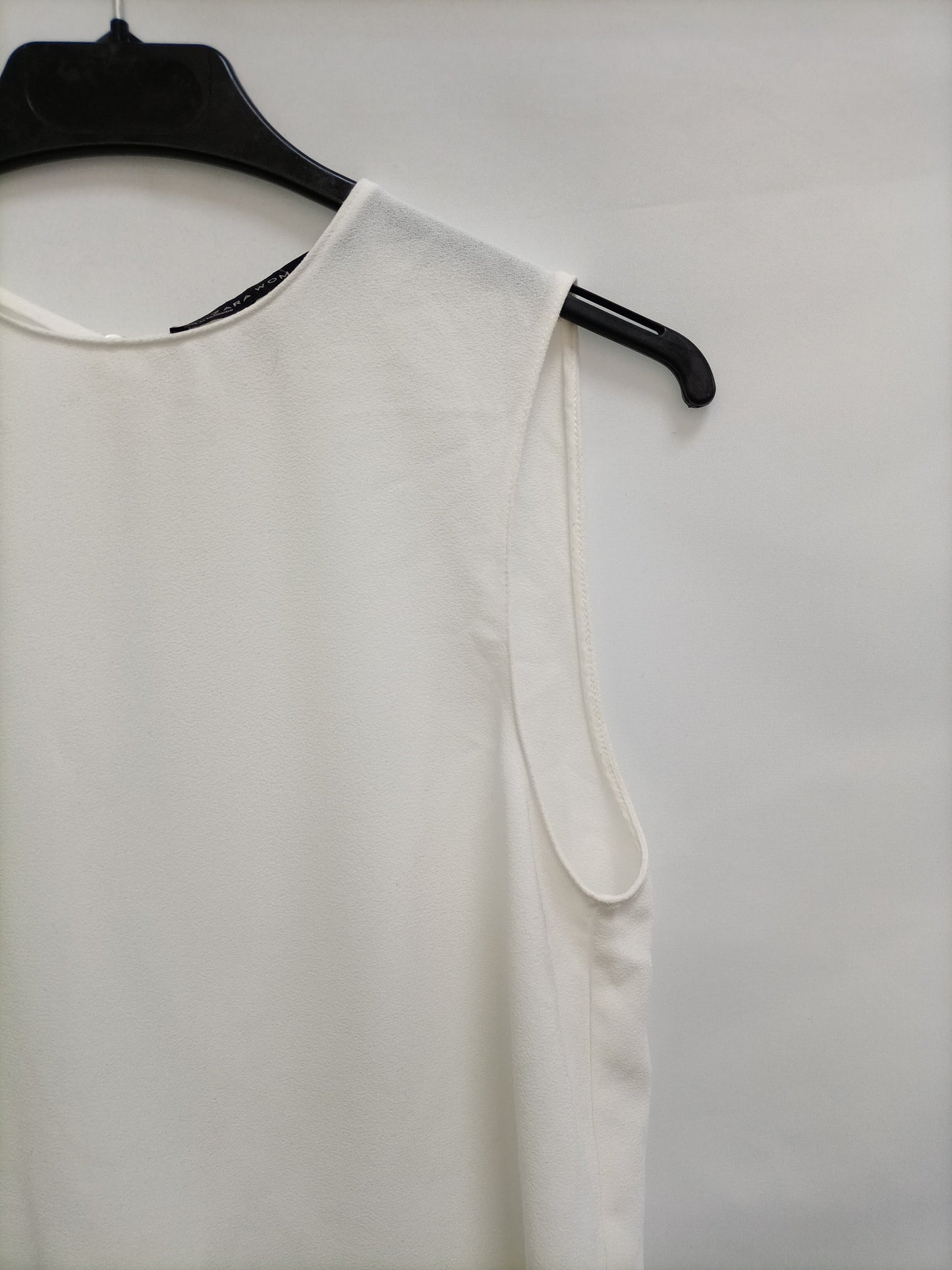 ZARA. White top with knotted back, size S