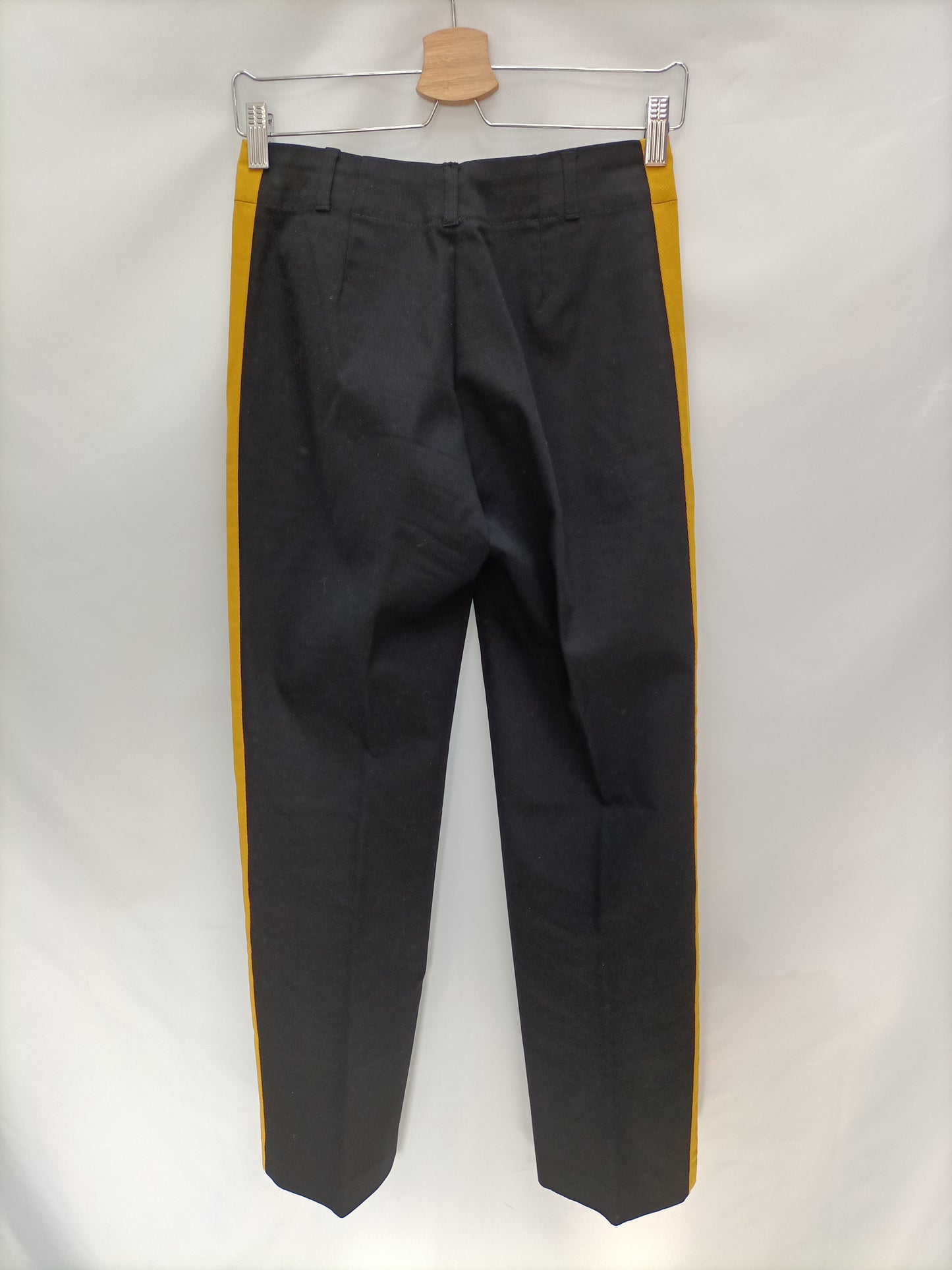 OTRAS. Pantalón negro raya T.u (36)