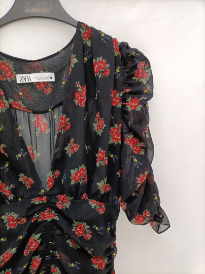 ZARA. Vestido negro fruncido T.s